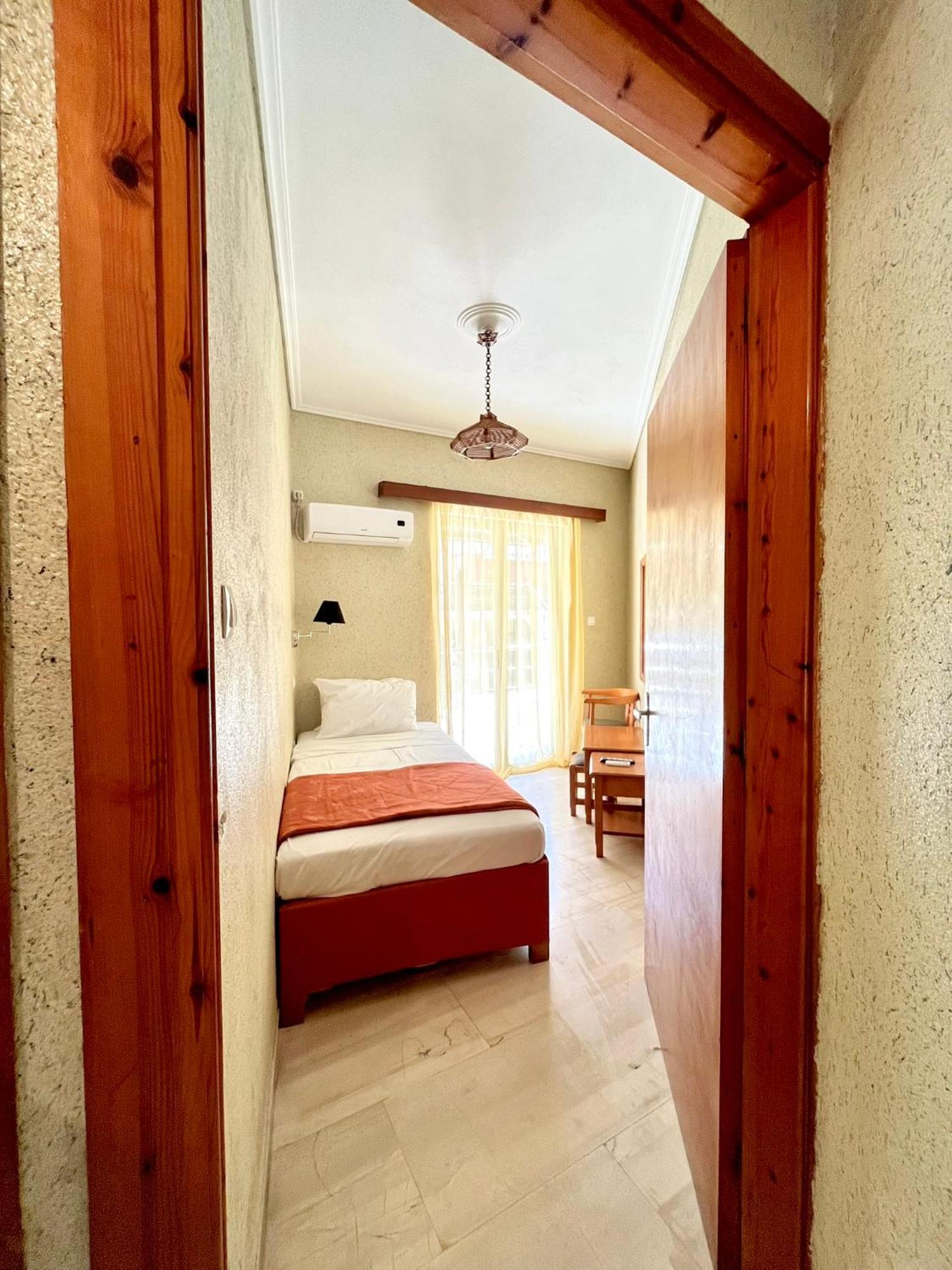 Oelia Rooms & Apartments Agia Marina  ภายนอก รูปภาพ