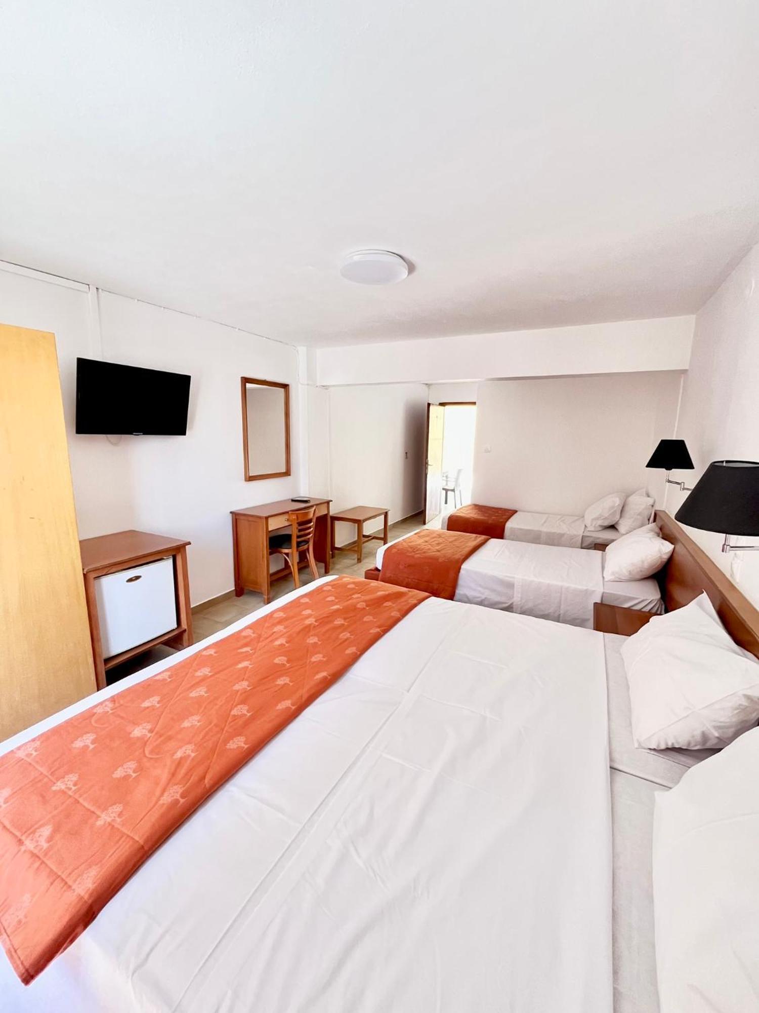 Oelia Rooms & Apartments Agia Marina  ภายนอก รูปภาพ