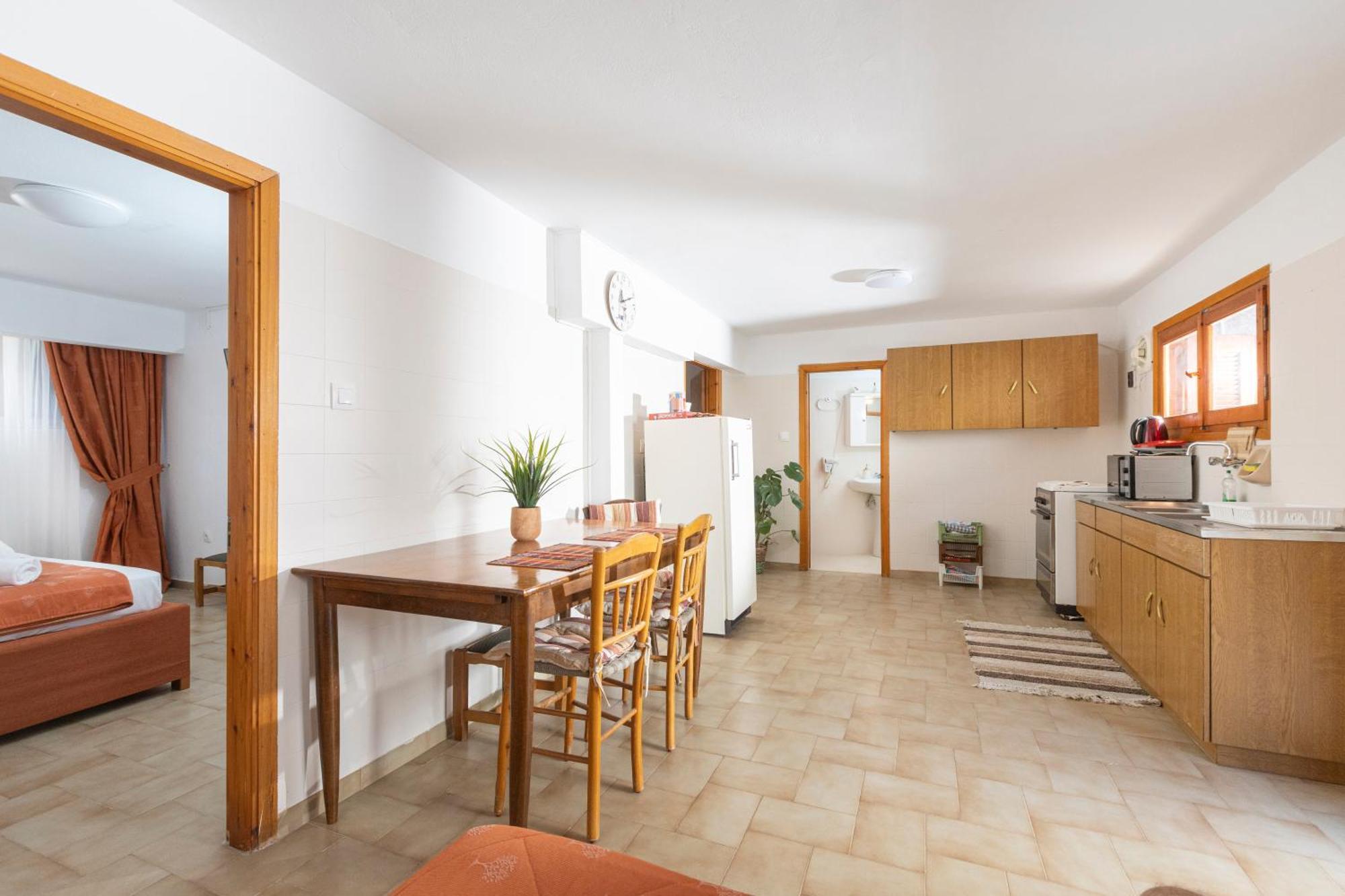 Oelia Rooms & Apartments Agia Marina  ภายนอก รูปภาพ
