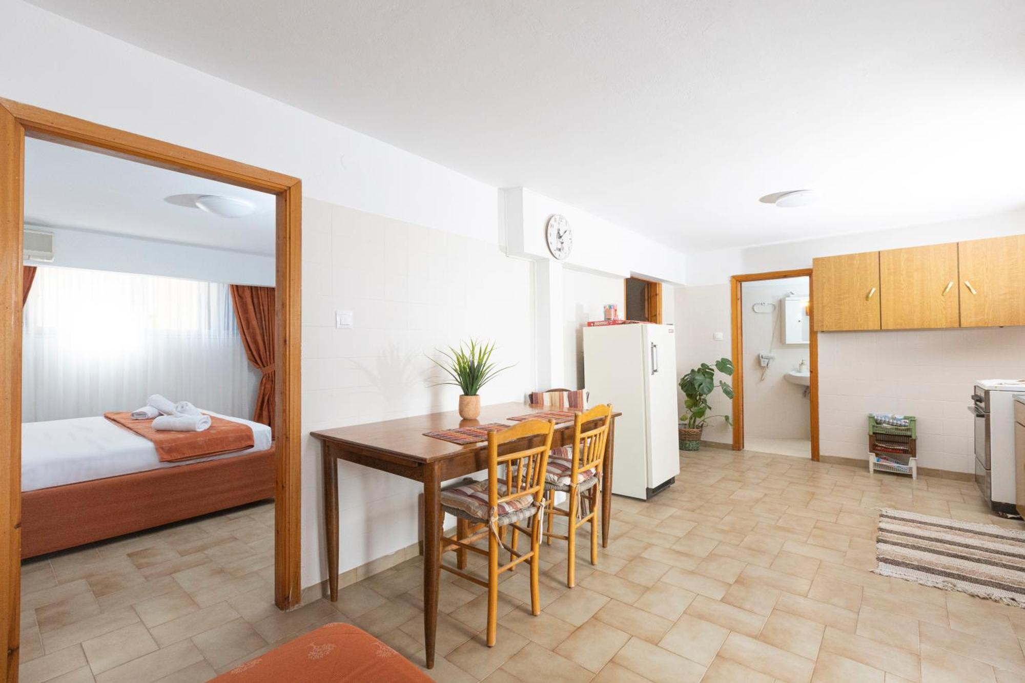 Oelia Rooms & Apartments Agia Marina  ภายนอก รูปภาพ