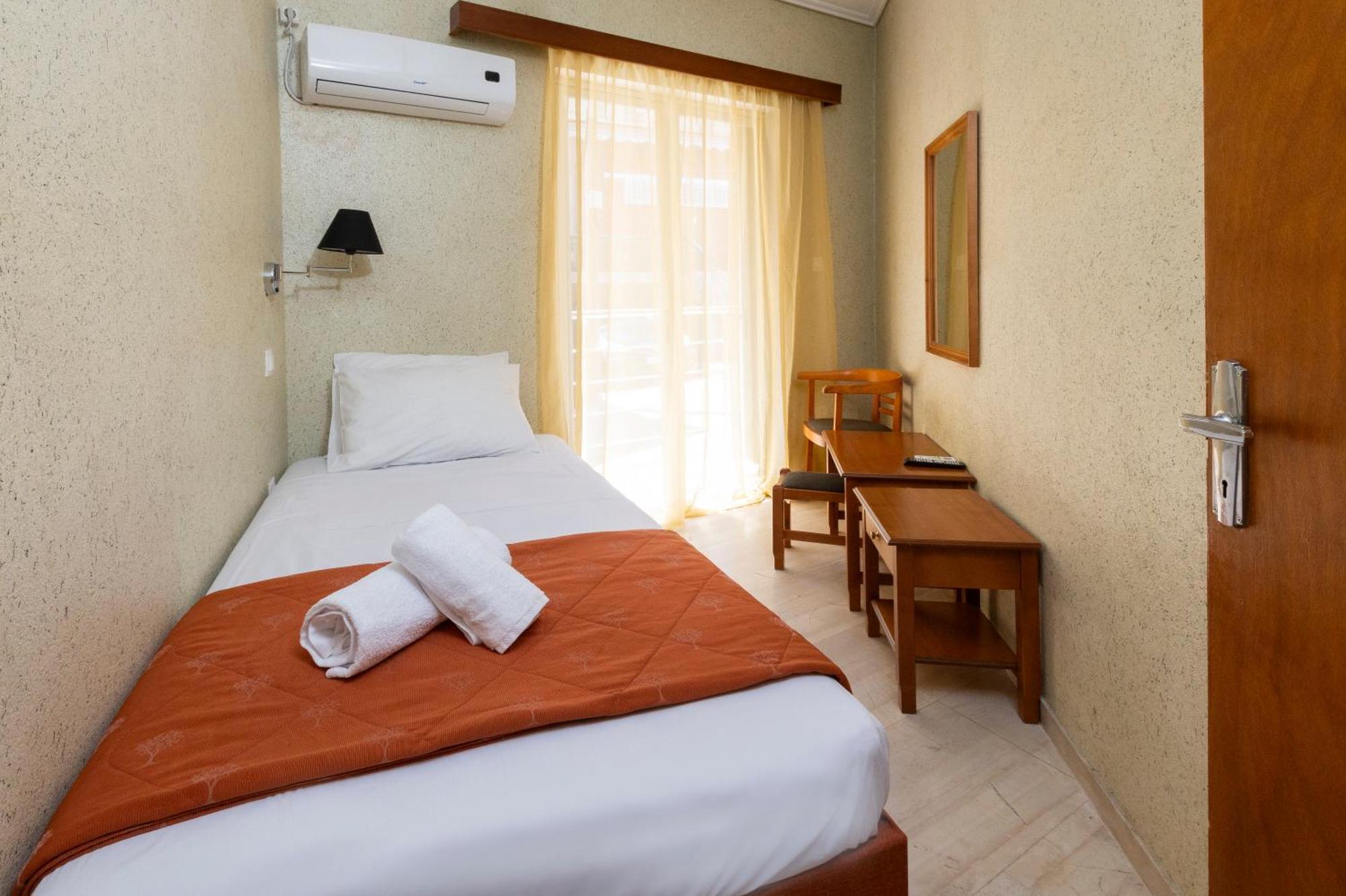 Oelia Rooms & Apartments Agia Marina  ภายนอก รูปภาพ